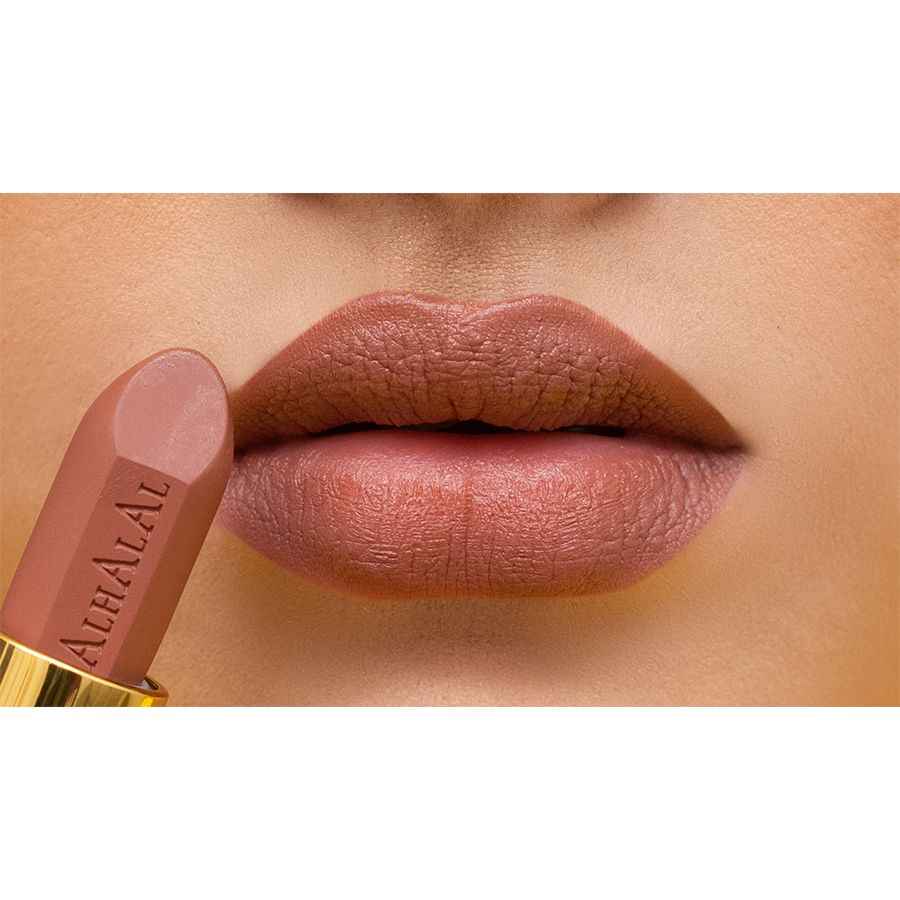Alhalal Cosmetics Samtlippenstift LIPPESNTIFT BROWN nah an vollen Lippen aufgetragen