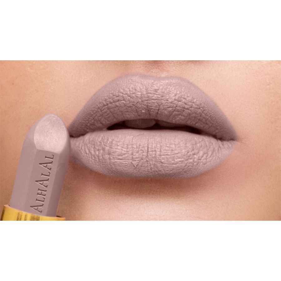 Alhalal Cosmetics brauner Samtlippenstift auf weiche Lippen aufgetragen für ein mattes Finish