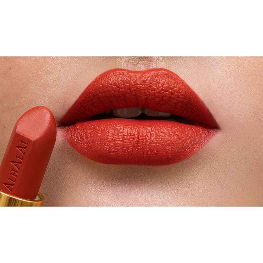Alhalal Cosmetics DARK LIPSTICK Samtlippenstift in warmem Rotton mit samtiger Textur