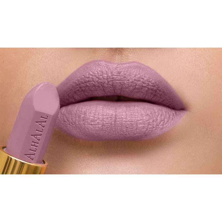 Alhalal Cosmetics Samtlippenstift lila auf volle Lippen mit goldenem Ärmel aufgetragen