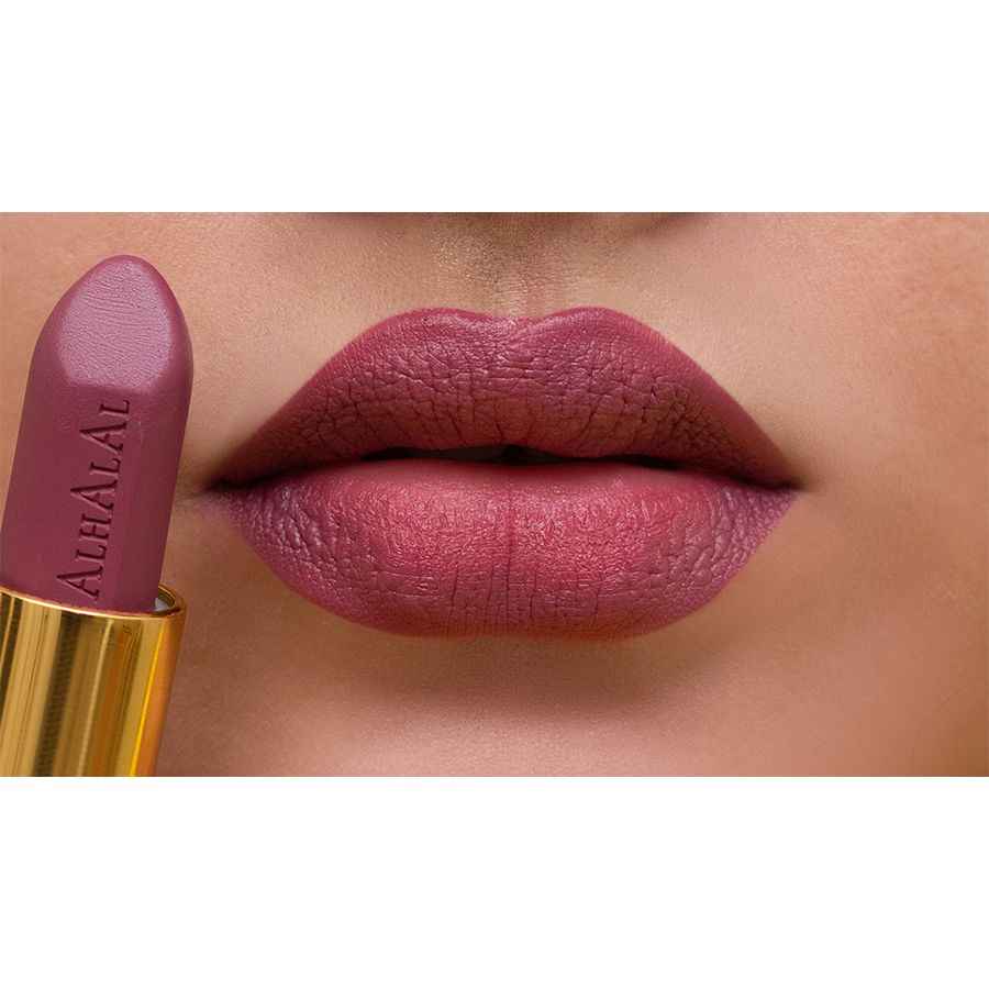 Alhalal Cosmetics PURPLE BROWN LIPSTICK mit Samtfinish auf Nahaufnahme von Lippen und Lippenstift