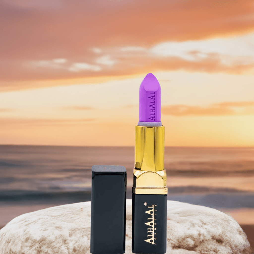 Alhalal Cosmetics lila Samt PARSE LIPSTICK mit goldenem Ärmel vor Sonnenuntergangshintergrund