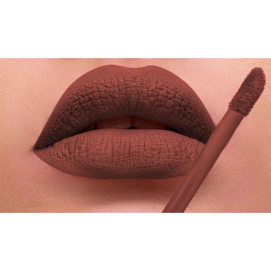 Alhalal Cosmetics flüssiger Lipgloss in warmem Braunton mit mattem Lippenfinish
