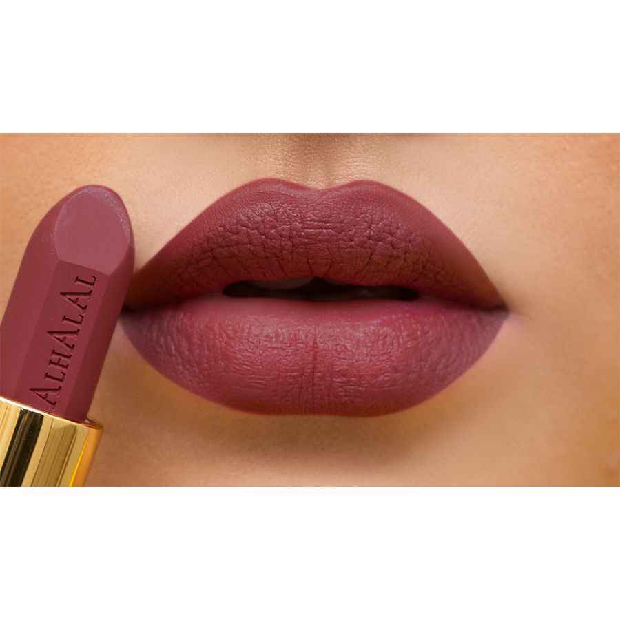 Alhalal Cosmetics Samtlippenstift in weinfarbenem Farbton auf femininen Lippen mit dem Text WINE LIPSTICK