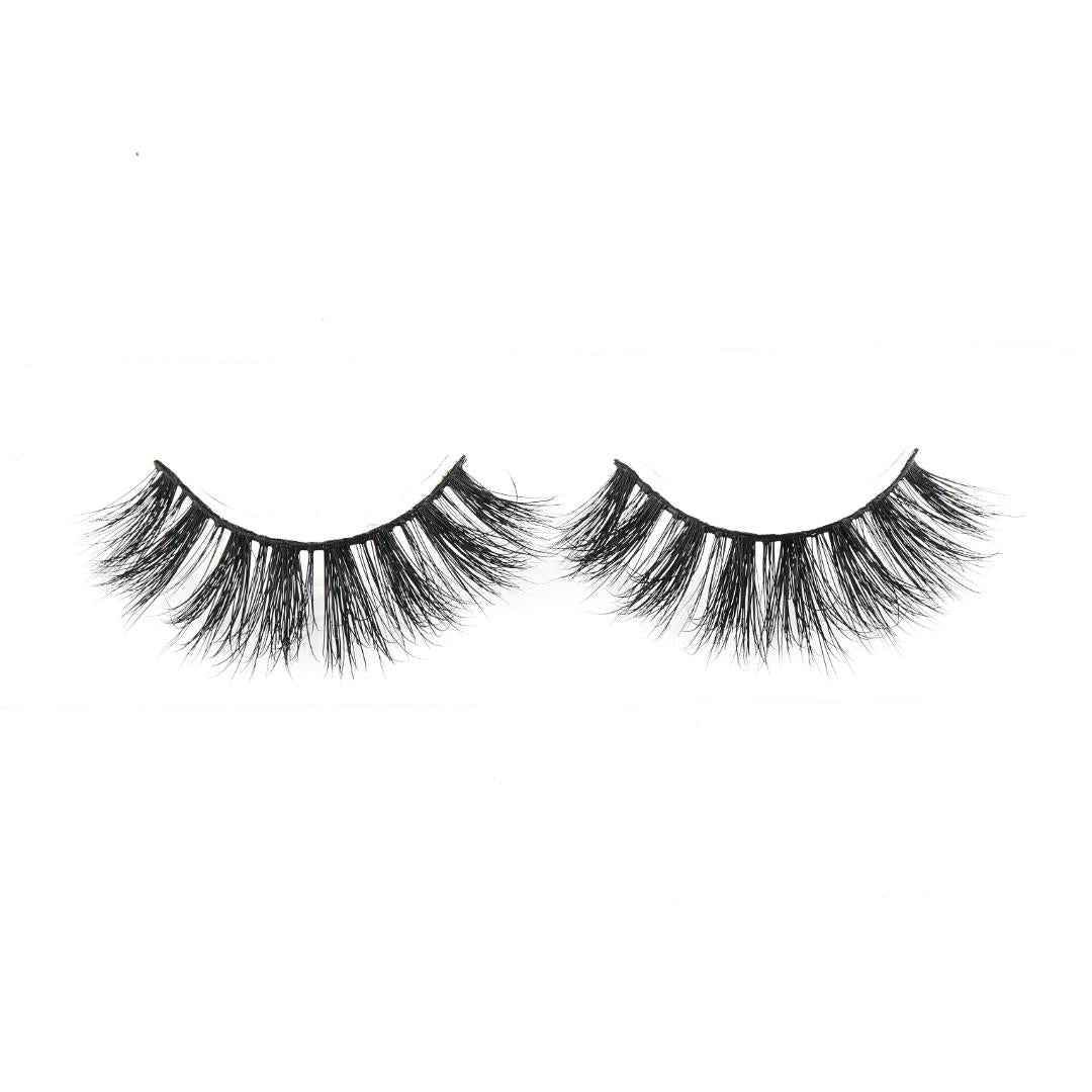 Wunderschöne künstliche Wimpern von Alhalal Cosmetics, die das Zurückwachsen der Wimpern fördern und für einen volleren Look sorgen