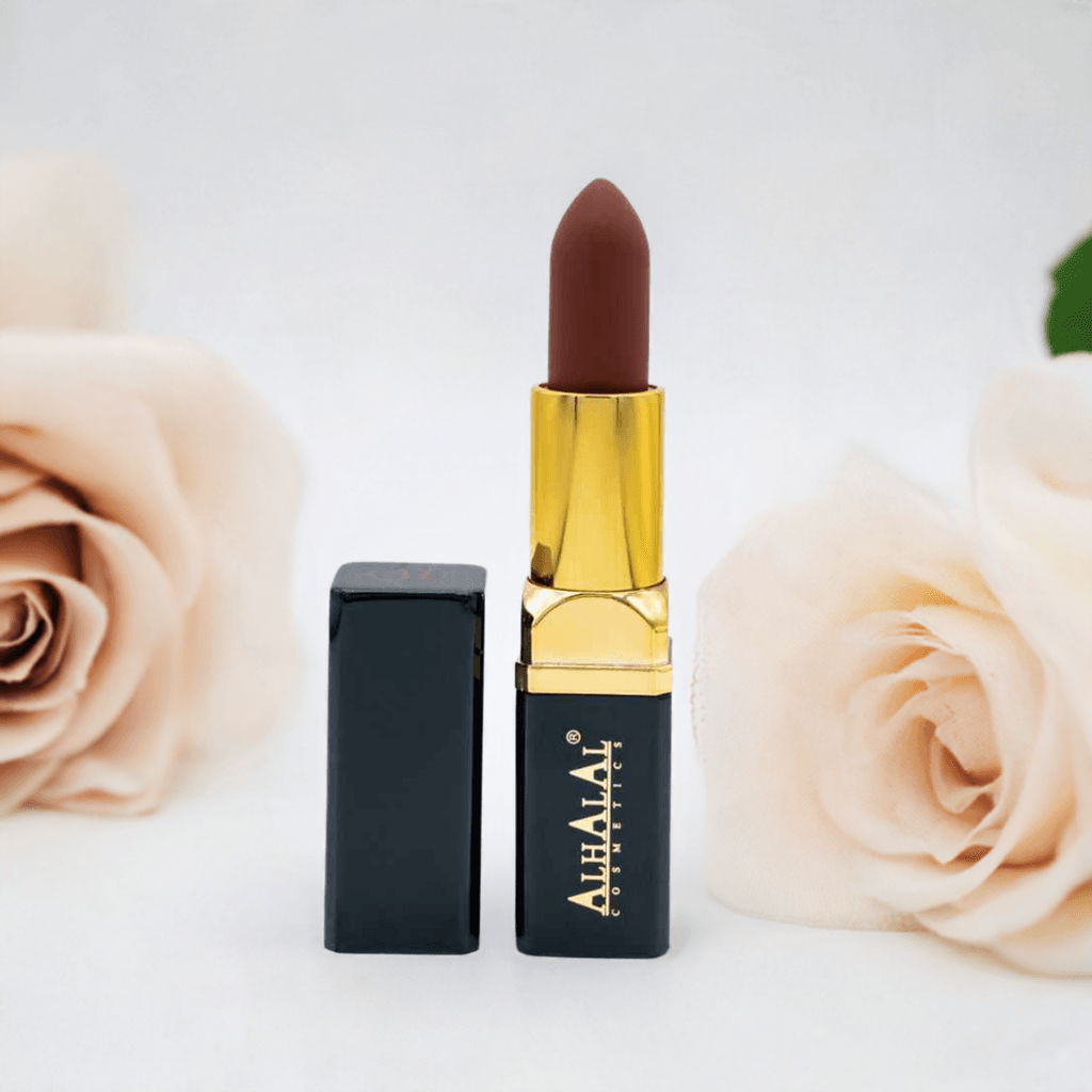 Alhalal Cosmetics Samtlippenstift in einem luxuriösen schwarz-goldenen Case mit einem sanften braunen Farbton